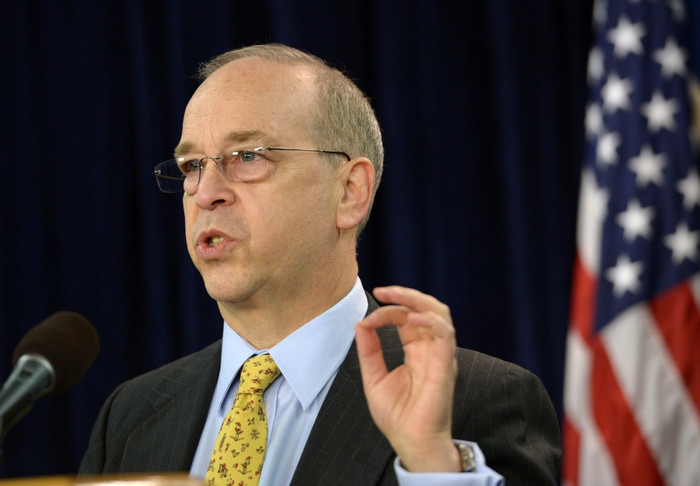 Daniel Russel, Trợ lý Ngoại trưởng Mỹ đặc trách vấn đề Đông Á - Thái Bình Dương hôm 5/2 công khai phản đối đường lưỡi bò Trung Quốc ở Biển Đông. Quan điểm này được liên tục lặp lại bởi các quan chức cấp cao Mỹ như Ngoại trưởng John Kerry, Tư lệnh Không quân Bộ tư lệnh Thái Bình Dương hay Tham mưu trưởng Hải quân Mỹ. Daniel Russel, Trợ lý Ngoại trưởng Mỹ đặc trách vấn đề Đông Á - Thái Bình Dương hôm 5/2 công khai phản đối đường lưỡi bò Trung Quốc ở Biển Đông. Quan điểm này được liên tục lặp lại bởi các quan chức cấp cao Mỹ như Ngoại trưởng John Kerry, Tư lệnh Không quân Bộ tư lệnh Thái Bình Dương hay Tham mưu trưởng Hải quân Mỹ.