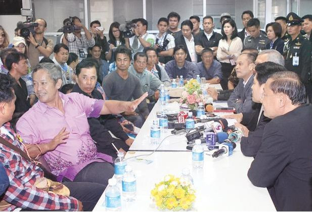 Đại diện của những người nông dân trồng lúa Thái Lan đàm phán với 3 quan chức chính phủ Yingluck Shinawatra hôm qua tại trụ sở Bộ Quốc phòng.