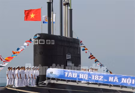 Sự kiện Viện Nam đón nhận tàu ngầm Hà Nội, chiếc tàu ngầm Kilo đầu tiên do Nga chế tạo cũng không nằm ngoài những bình luận của giới truyền thông Trung Quốc. Ảnh: Quân đội Nhân dân.