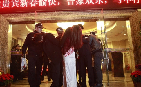 Cảnh sát Quảng Đông tấn công một tụ điểm vui chơi giải trí cao cấp ở Đông Quản. Cảnh sát Quảng Đông tấn công một tụ điểm vui chơi giải trí cao cấp ở Đông Quản.