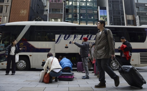 Một đoàn khách du lịch Trung Quốc tại Nhật Bản chuẩn bị khởi hành chuyến tham quan.