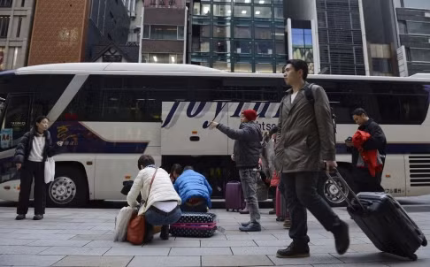 Một đoàn khách du lịch Trung Quốc tại Nhật Bản chuẩn bị khởi hành chuyến tham quan.