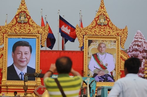 Phnom Penh trang hoàng đường phố chào đón ông Tập Cận Bình sang thăm, ảnh: Reuters. Phnom Penh trang hoàng đường phố chào đón ông Tập Cận Bình sang thăm, ảnh: Reuters.