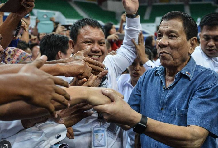 Ông Rodrigo Duterte và những người ủng hộ, ảnh: The Wall Street Journal.