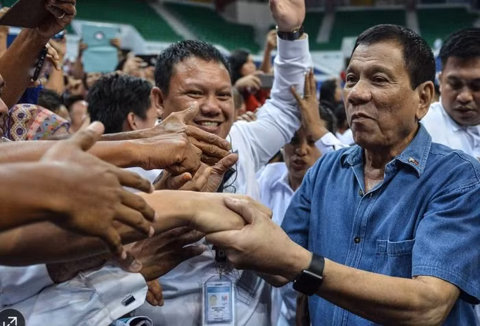 Ông Rodrigo Duterte và những người ủng hộ, ảnh: The Wall Street Journal.