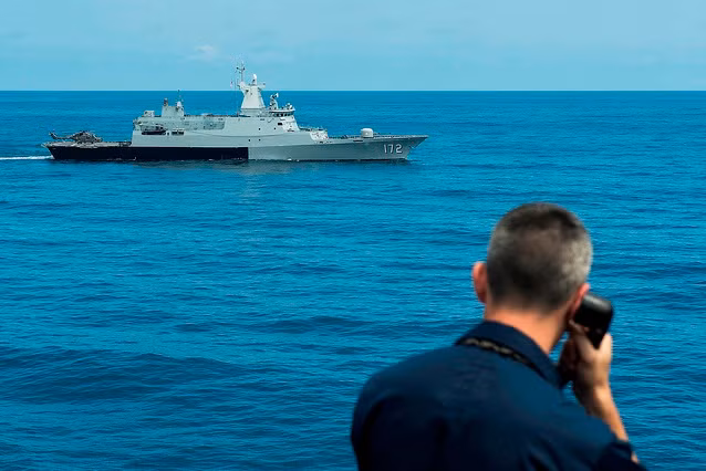 Hải quân Mỹ và Malaysia trong một cuộc tập trận chung ở Biển Đông, ảnh: Philstar.