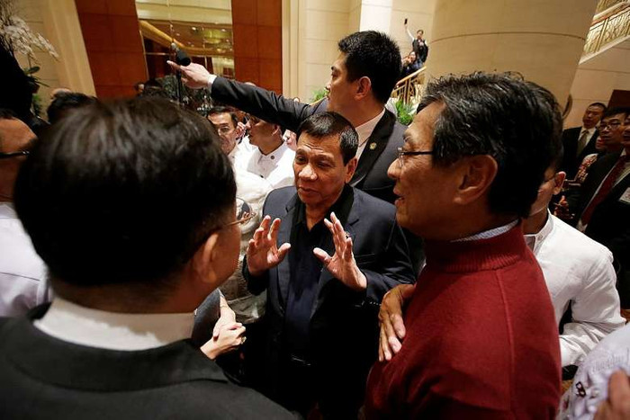 Tổng thống Rodrigo Duterte gặp gỡ báo chí bên ngoài khách sạn, ảnh: Reuters / The Straits Times. Tổng thống Rodrigo Duterte gặp gỡ báo chí bên ngoài khách sạn, ảnh: Reuters / The Straits Times.