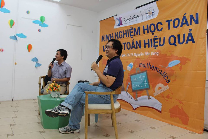 Giáo sư Nguyễn Tiến Dũng trong một buổi giao lưu về Toán học, ảnh do tác giả cung cấp. Giáo sư Nguyễn Tiến Dũng trong một buổi giao lưu về Toán học, ảnh do tác giả cung cấp.