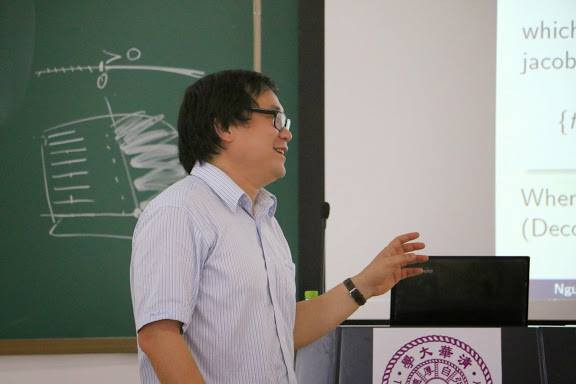 Giáo sư Nguyễn Tiến Dũng giảng bài ở Đại học Thanh Hoa, Trung Quốc. Ảnh do tác giả cung cấp. Giáo sư Nguyễn Tiến Dũng giảng bài ở Đại học Thanh Hoa, Trung Quốc. Ảnh do tác giả cung cấp.
