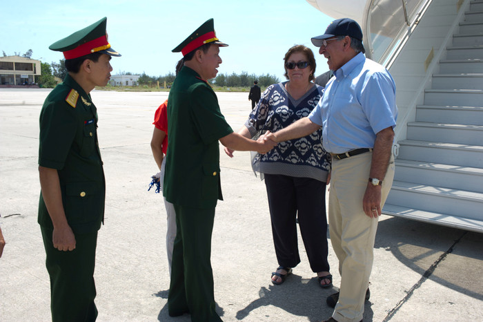 Bộ trưởng Quốc phòng Mỹ Leon Panetta thăm cảng Cam Ranh năm 2012. Ảnh: Defense.gov. Bộ trưởng Quốc phòng Mỹ Leon Panetta thăm cảng Cam Ranh năm 2012. Ảnh: Defense.gov.