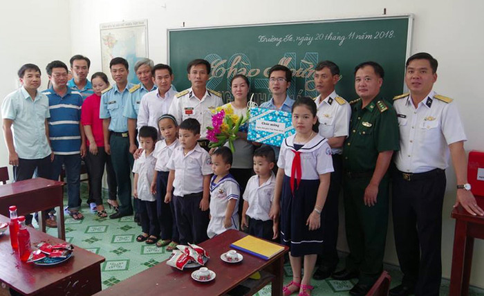 Quân, dân, chính quyền địa phương cùng thầy và trò trên đảo Trường Sa. (Ảnh: H.T) Quân, dân, chính quyền địa phương cùng thầy và trò trên đảo Trường Sa. (Ảnh: H.T)