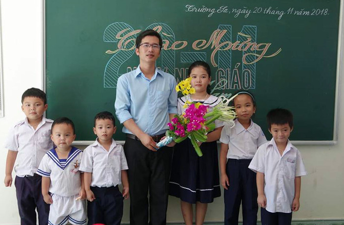 Thầy và trò trong ngày Nhà giáo Việt Nam. (Ảnh: H.T) Thầy và trò trong ngày Nhà giáo Việt Nam. (Ảnh: H.T)