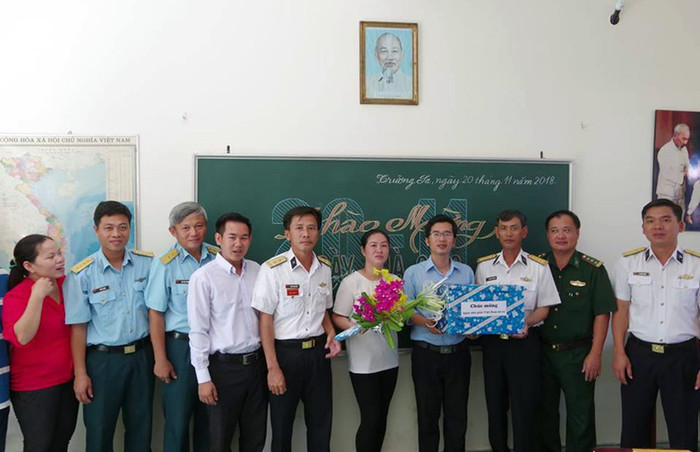 Chính quyền địa phương và giáo viên trong ngày Nhà giáo Việt Nam. (Ảnh: H.T) Chính quyền địa phương và giáo viên trong ngày Nhà giáo Việt Nam. (Ảnh: H.T)