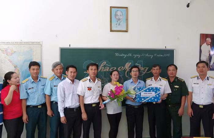 Chính quyền địa phương và giáo viên trong ngày Nhà giáo Việt Nam. (Ảnh: H.T)