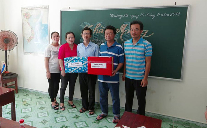 Phụ huynh và giáo viên trên đảo Trường Sa. (Ảnh: H.T) Phụ huynh và giáo viên trên đảo Trường Sa. (Ảnh: H.T)