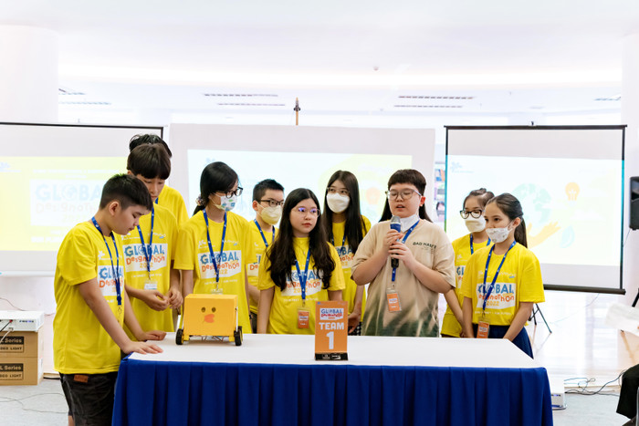 Đội 1 thuyết trình về ý tưởng. Đội 1 thuyết trình về ý tưởng.