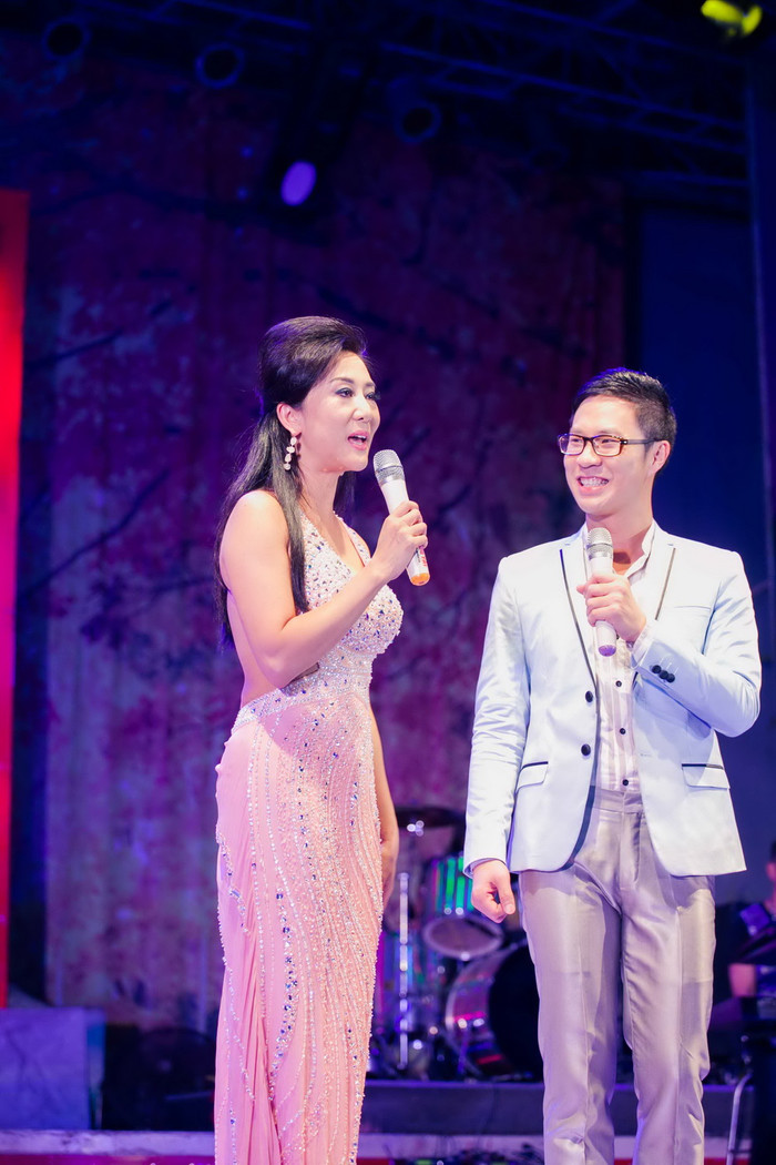 MC Anh Quân cùng MC Kỳ Duyên dẫn chương trình trên sân khấu MC Anh Quân cùng MC Kỳ Duyên dẫn chương trình trên sân khấu