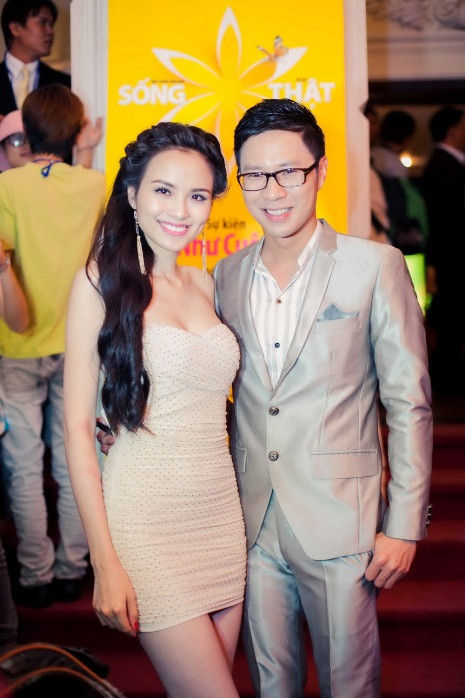 ... sánh vai cùng Hoa hậu Diễm Hương ... sánh vai cùng Hoa hậu Diễm Hương