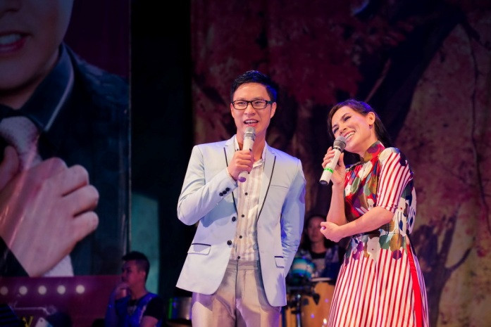 Ca sĩ Phi Nhung nhí nhảnh trong khi giao lưu Ca sĩ Phi Nhung nhí nhảnh trong khi giao lưu