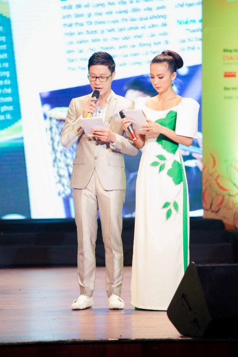 MC Anh Quân trong chương trình với Huyền Ny trước đó. MC Anh Quân trong chương trình với Huyền Ny trước đó.