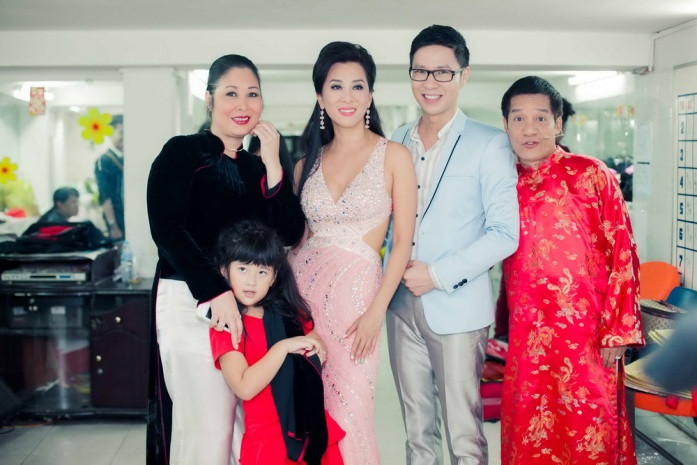 Nghệ sĩ Hồng Vân (áo đen), nghệ sĩ Minh Nhí cùng MC Kỳ Duyên cùng MC Anh Quân Nghệ sĩ Hồng Vân (áo đen), nghệ sĩ Minh Nhí cùng MC Kỳ Duyên cùng MC Anh Quân