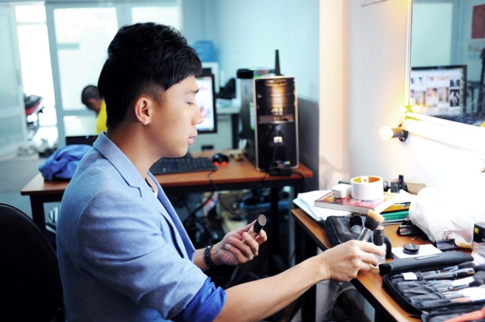 Anh hoạt động khá rầm rộ trong nhiều lĩnh vực một lúc, từ dẫn chương trình, đóng phim, lồng tiếng phim, diễn hài và lấn sân làm ca sĩ. Anh hoạt động khá rầm rộ trong nhiều lĩnh vực một lúc, từ dẫn chương trình, đóng phim, lồng tiếng phim, diễn hài và lấn sân làm ca sĩ.