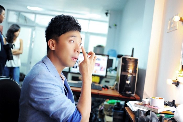 Xuất thân từ lò đào tạo diễn viên của trường Đại học sân khấu Điện ảnh, đồng thời với kinh nghiệm diễn hài nhiều năm, không có gì lạ khi Trấn Thành tỏ ra có duyên ăn nói nhuần nhuyễn, bắn như “súng liên thanh” trên sân khấu. Xuất thân từ lò đào tạo diễn viên của trường Đại học sân khấu Điện ảnh, đồng thời với kinh nghiệm diễn hài nhiều năm, không có gì lạ khi Trấn Thành tỏ ra có duyên ăn nói nhuần nhuyễn, bắn như “súng liên thanh” trên sân khấu.