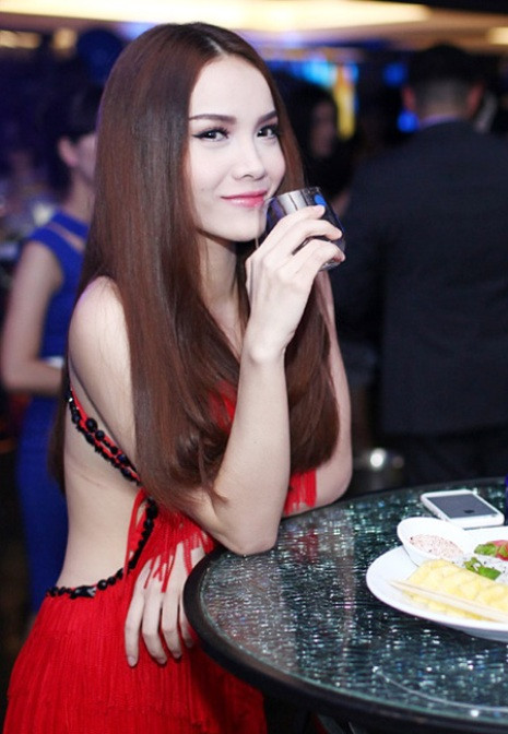 ... khoe trọn tấm lưng trần