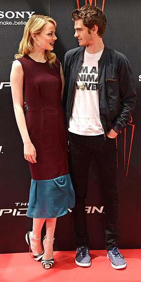 Ánh mắt tình tứ như một cặp đôi thực sự. Ánh mắt tình tứ như một cặp đôi thực sự.