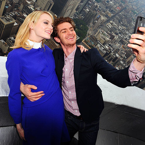 Cùng pose hình xì tin Cùng pose hình xì tin