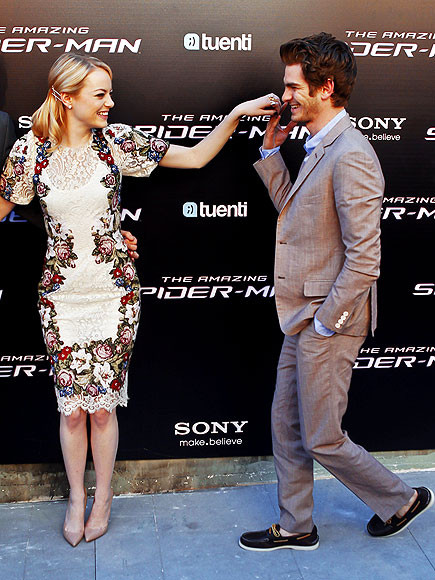 Chàng lịch lãm cùng vest, nàng duyên dáng với váy hoa. Chàng lịch lãm cùng vest, nàng duyên dáng với váy hoa.