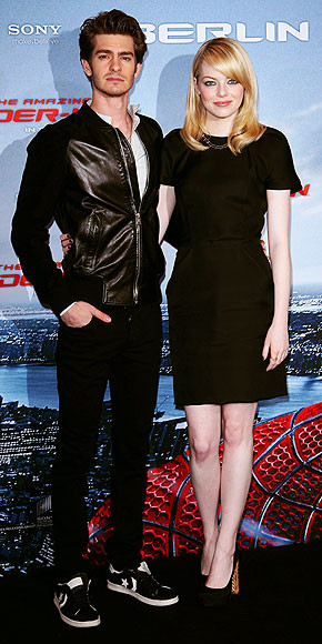 Andrew ưa thích giày thể thao trẻ trung và năng động. Andrew ưa thích giày thể thao trẻ trung và năng động.