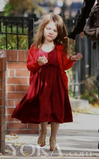 Khi giận, vẻ phụng phịu của Suri vẫn khiến cô bé trông thật dễ thương Khi giận, vẻ phụng phịu của Suri vẫn khiến cô bé trông thật dễ thương