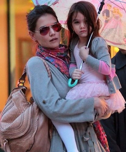 Váy và ô hồng khi ra ngoài cùng mẹ Katie Váy và ô hồng khi ra ngoài cùng mẹ Katie