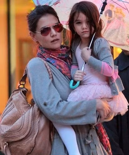 Váy và ô hồng khi ra ngoài cùng mẹ Katie Váy và ô hồng khi ra ngoài cùng mẹ Katie