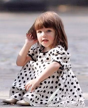 Vẻ suy tư đáng yêu của cô bé 4 tuổi Vẻ suy tư đáng yêu của cô bé 4 tuổi