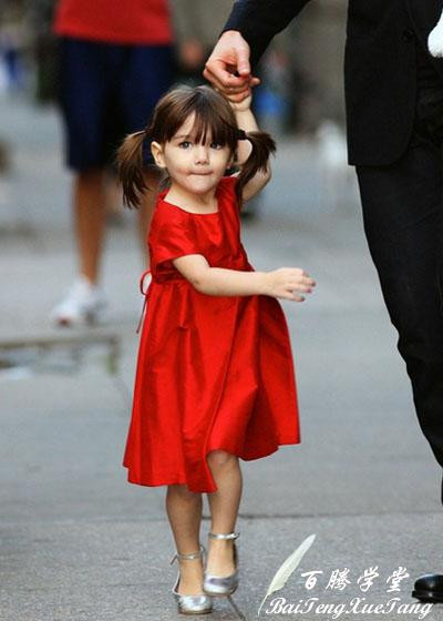 Tóc cột 2 bên và váy đỏ rực rỡ khi xuống phố Tóc cột 2 bên và váy đỏ rực rỡ khi xuống phố