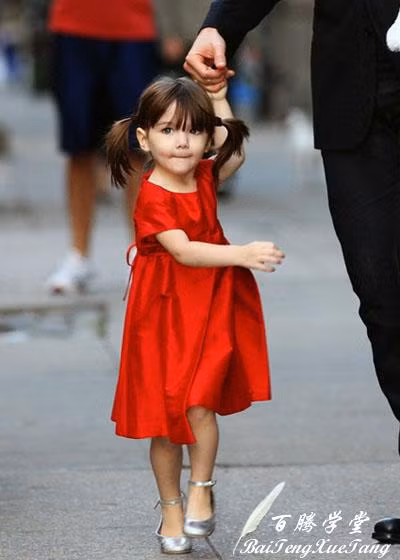 Tóc cột 2 bên và váy đỏ rực rỡ khi xuống phố Tóc cột 2 bên và váy đỏ rực rỡ khi xuống phố