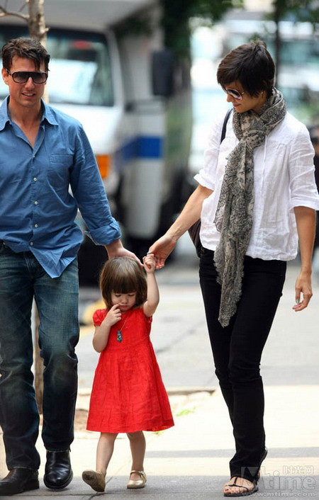 Gia đình Tom khi còn hạnh phúc, Suri đang giận dỗi bố mẹ chăng? Gia đình Tom khi còn hạnh phúc, Suri đang giận dỗi bố mẹ chăng?