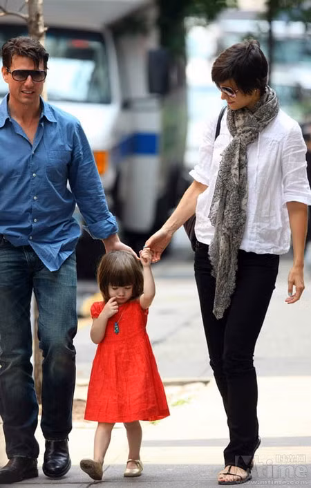 Gia đình Tom khi còn hạnh phúc, Suri đang giận dỗi bố mẹ chăng? Gia đình Tom khi còn hạnh phúc, Suri đang giận dỗi bố mẹ chăng?