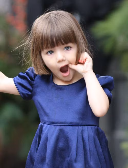 Cô bé sở hữu đôi mắt xanh, sống mũi cao và khuôn miệng xinh xắn Cô bé sở hữu đôi mắt xanh, sống mũi cao và khuôn miệng xinh xắn