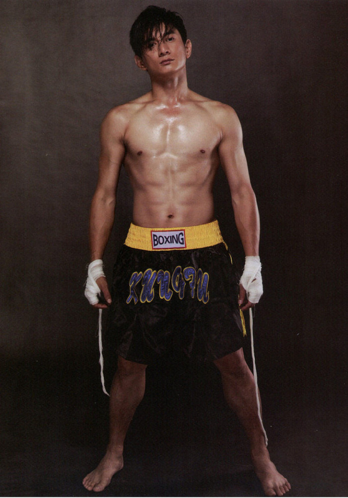 2. Ngô Kỳ Long không thật cao, nhưng bù lại anh sở hữu thân hình vạm vỡ, khỏe khoắn. 2. Ngô Kỳ Long không thật cao, nhưng bù lại anh sở hữu thân hình vạm vỡ, khỏe khoắn.