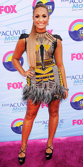 Demi Lovato phá cách với chiếc váy có nhiều họa tiết độc đáo.