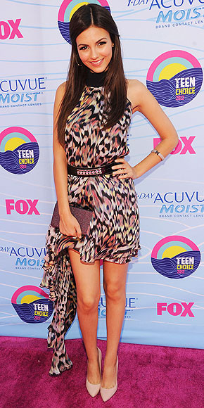 Victoria Justice trông như một quý cô