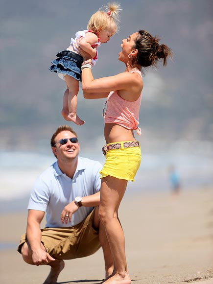 Melissa Rycroft cùng chồng và con gái 16 tháng tuổi ở bãi biển Zuma, Malibu. Gia đình cô trông thật hạnh phúc. Melissa Rycroft cùng chồng và con gái 16 tháng tuổi ở bãi biển Zuma, Malibu. Gia đình cô trông thật hạnh phúc.