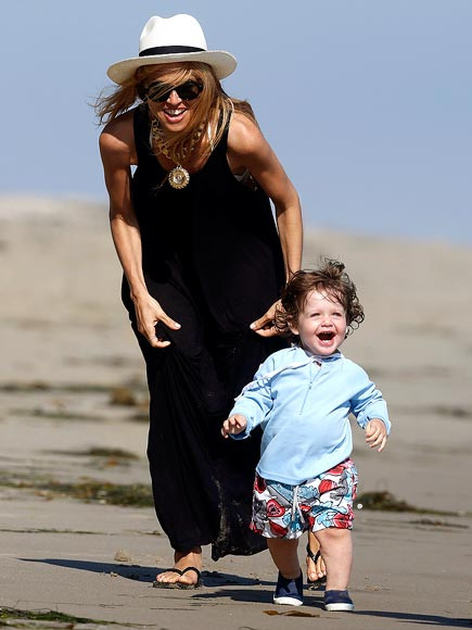 Rachel Zoe cười rạng rỡ cùng cô con gái 16 tháng tuổi ở Malibu. Rachel Zoe cười rạng rỡ cùng cô con gái 16 tháng tuổi ở Malibu.