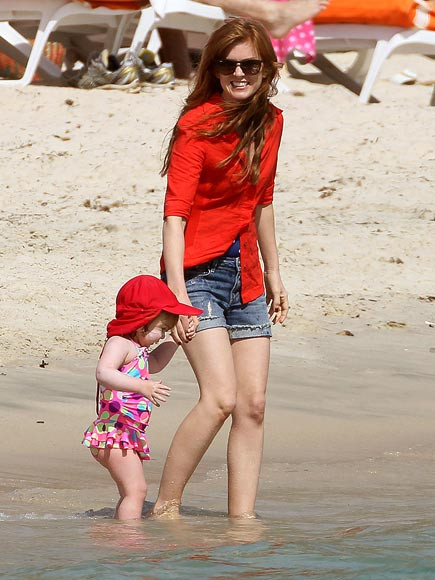 Isla Fisher và cô con gái 1 tuổi xinh xắn. Isla Fisher và cô con gái 1 tuổi xinh xắn.