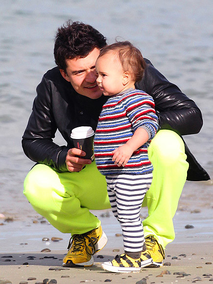 Orlando Bloom cùng con trai dễ thương 18 tháng tuổi ở New Zealand. Chàng diễn viên điển trai có vẻ rất cưng chiều cậu ấm của mình. Orlando Bloom cùng con trai dễ thương 18 tháng tuổi ở New Zealand. Chàng diễn viên điển trai có vẻ rất cưng chiều cậu ấm của mình.