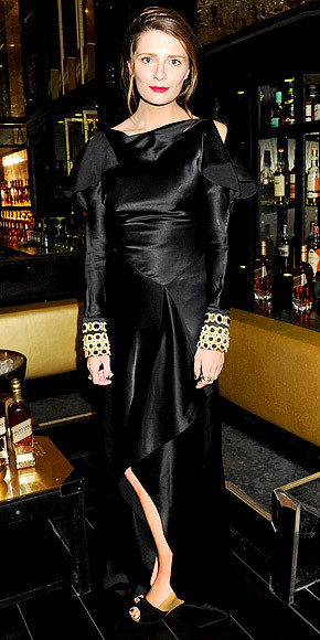 Màu đen bí ẩn và quyến rũ không bao giờ lỗi mốt, đồng thời giúp Mischa Barton che được khuyết điểm vòng 2 kém thon của mình.