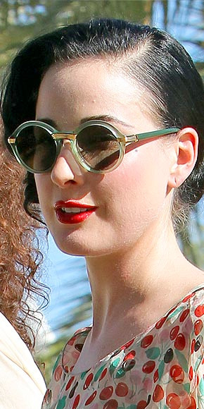 Ngôi sao xinh đẹp Dita Von Teese với kính gọng tròn màu xanh trang nhã. Ngôi sao xinh đẹp Dita Von Teese với kính gọng tròn màu xanh trang nhã.